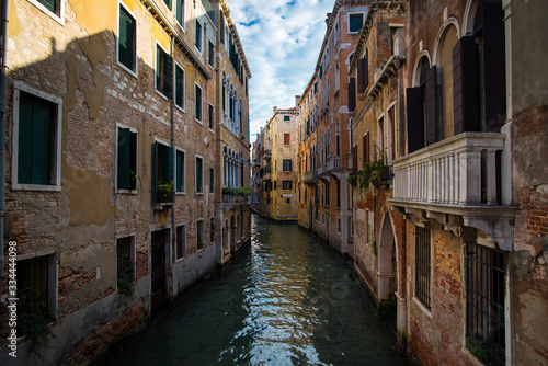 Canale antico vicino canal grande, case colorate a Venezia, Italia © Stefano