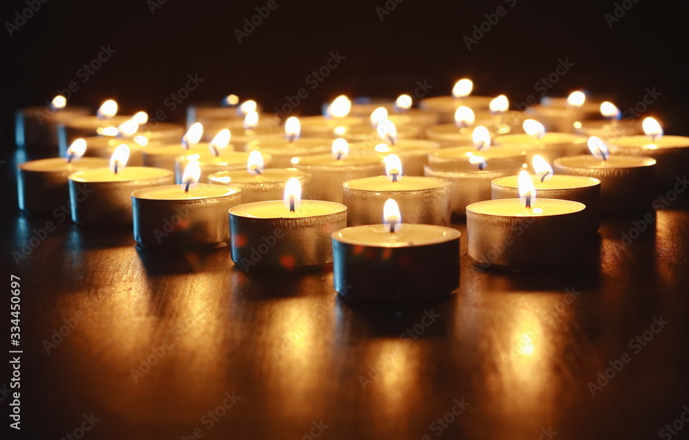 Velas encendidas en la oscuridad para iluminar y da luz a la esperanza Velas encendidas en la oscuridad para iluminar y da luz a la esperanza