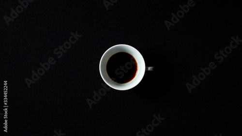 Imagen de una taza de cafe sobre fondo oscuro