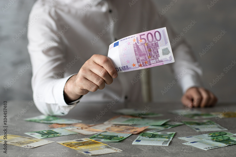Pięćset euro w dłoni - obrazy, fototapety, plakaty 