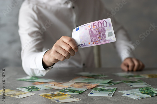 Gotówka euro w dłoni, oferta