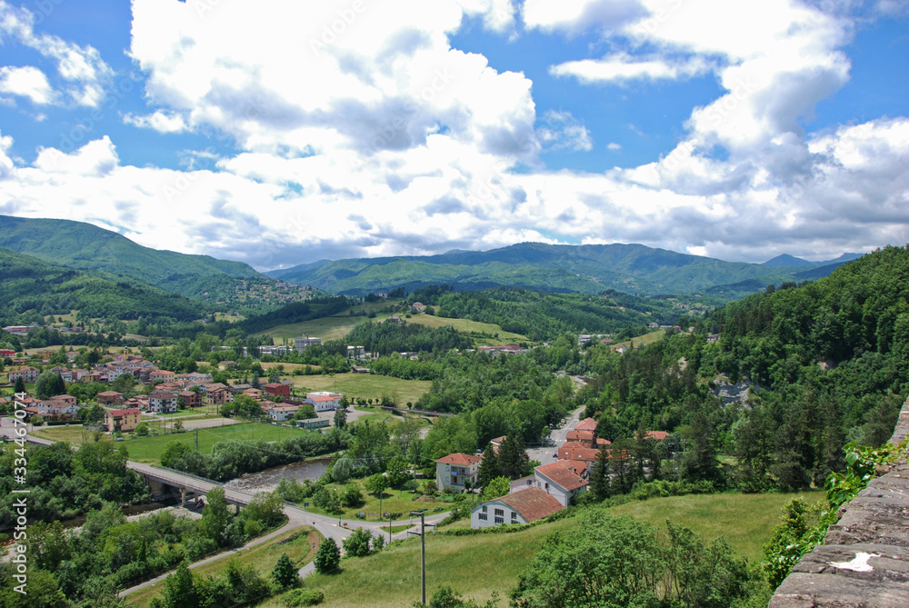 Panorama sulla Valtaro dal centro storico di Compiano