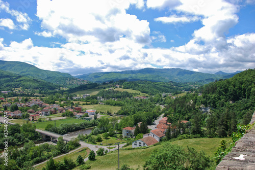Wallpaper Mural Panorama sulla Valtaro dal centro storico di Compiano Torontodigital.ca
