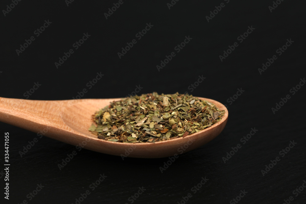 Oregano Gewürz Kräuter auf einem Holzlöffel Oregano Gewürz Kräuter auf einem Holzlöffel