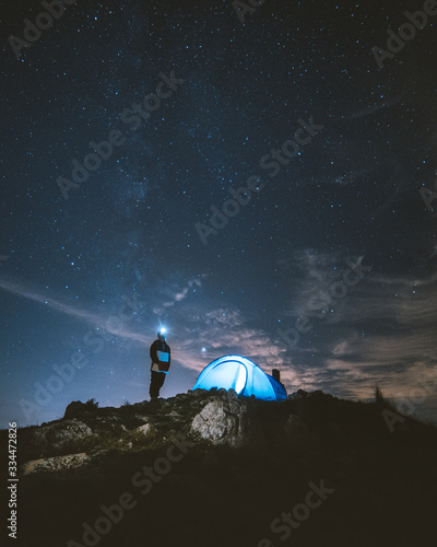 Camping montaña noche estrellas excursión 