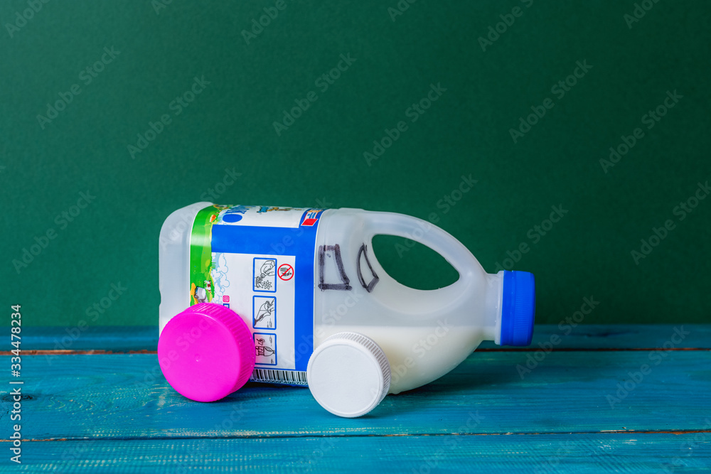DIY paper milk bag. Creative paper milk bag ideas. Recycle crafts. toy car made from a milk bag