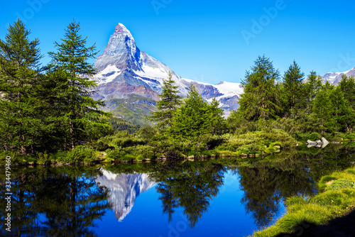 Obraz na płótnie picturesque beautiful landscape with lake and fir trees on background Matterhorn in the Swiss Alps, near Zermatt, Switzerland. Amazing places. (Meditation, antistress - concept). w salonie
