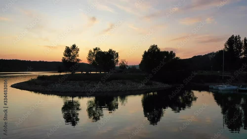 See, Boote und Segelhafen in der Abenddämmerung