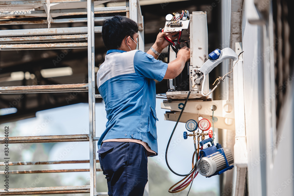 The air conditioning technician is fixing the air conditioner and as part of preparing to install a new air conditioner. The air conditioning technician is fixing the air conditioner and as part of preparing to install a new air conditioner.