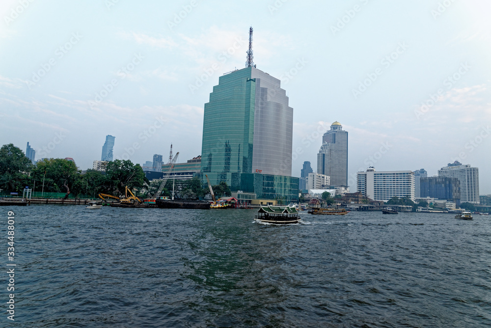 Obraz premium Bangkok's Chao Phraya River in Thailand