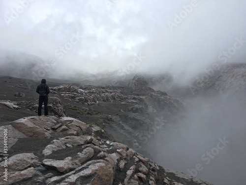 Mann auf Gipfel in den Bergen des Los Nevados Nationalparks, Kolumbien