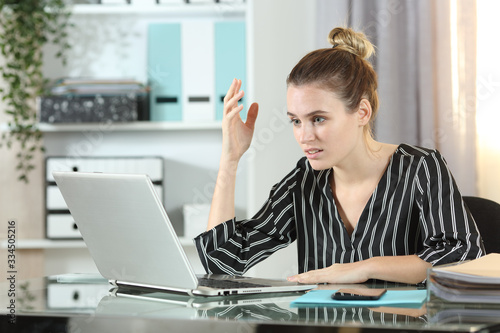 Quadro su tela Frustrated entrepreneur with laptop complaining in the office