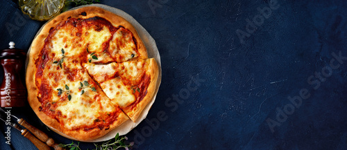 Foto Top view of delicious and crispy vegetarian pizza Margherita on dark blue backgr