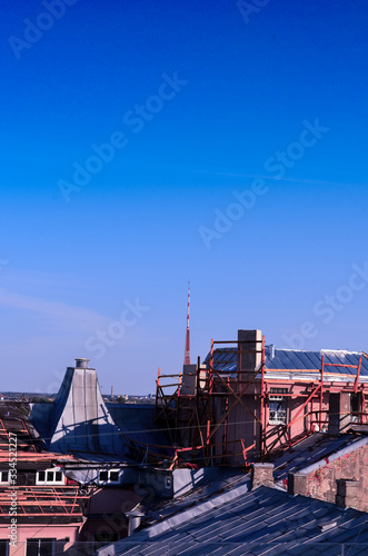Foto Lonely tower far away. through roofs of old buildings.