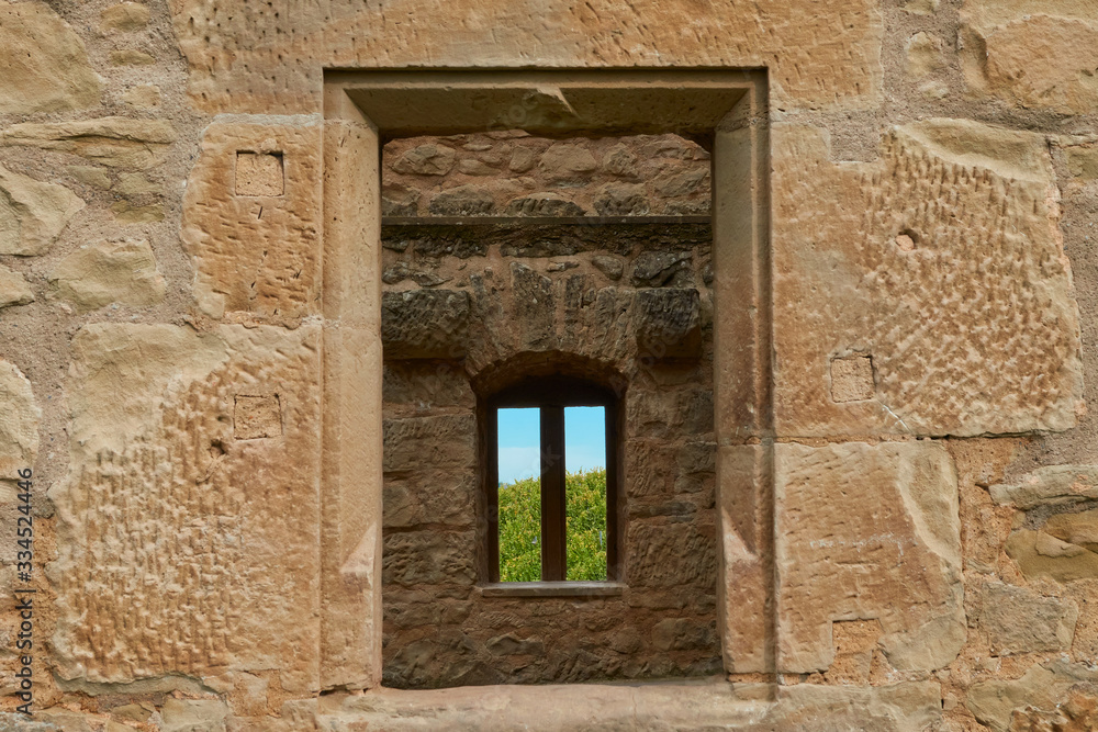 Durch zwei Fenster der Y Burg in den stettener Wein Bergen