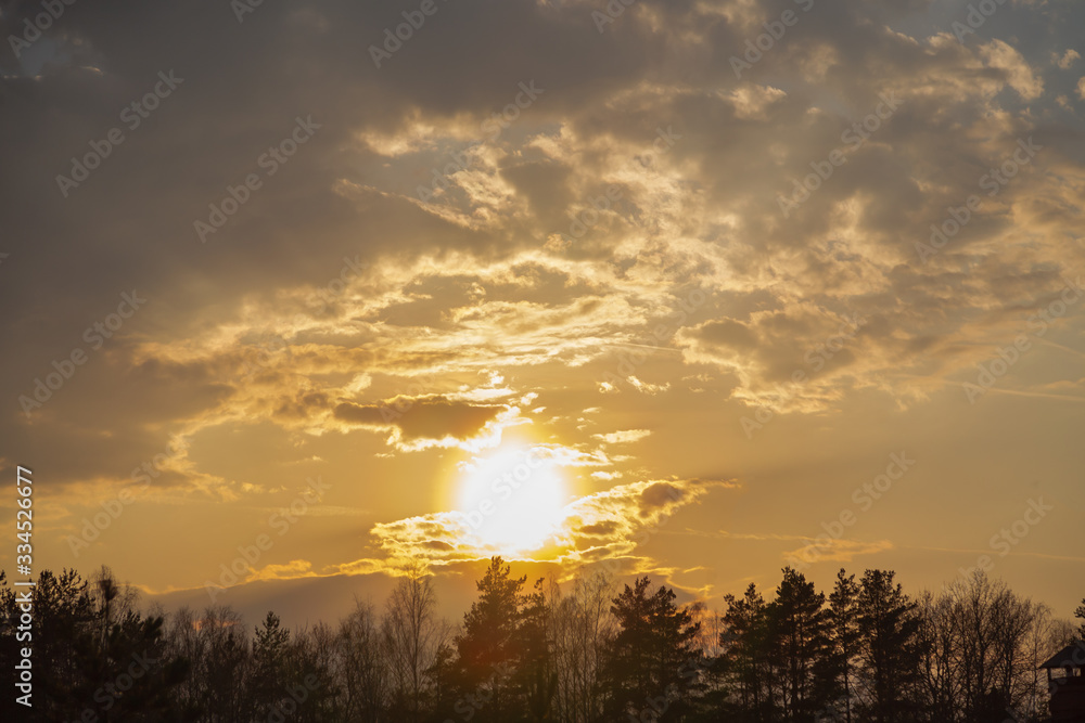 Obraz premium Amazing cloudy pattern with sunset over small town