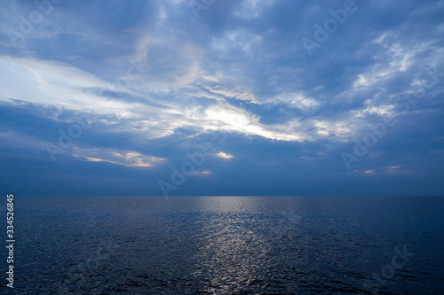 Blick   ber kalte Wolken verhangene Nordsee