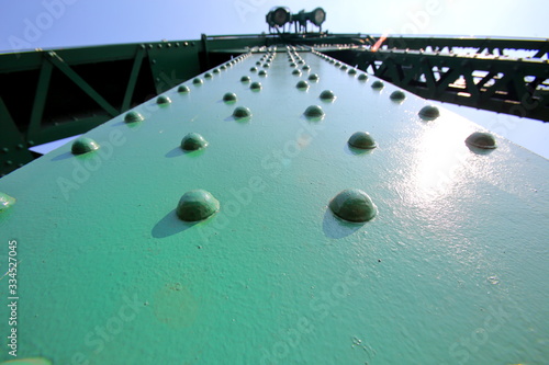 Foto A beautiful old green bridge with steel structures.