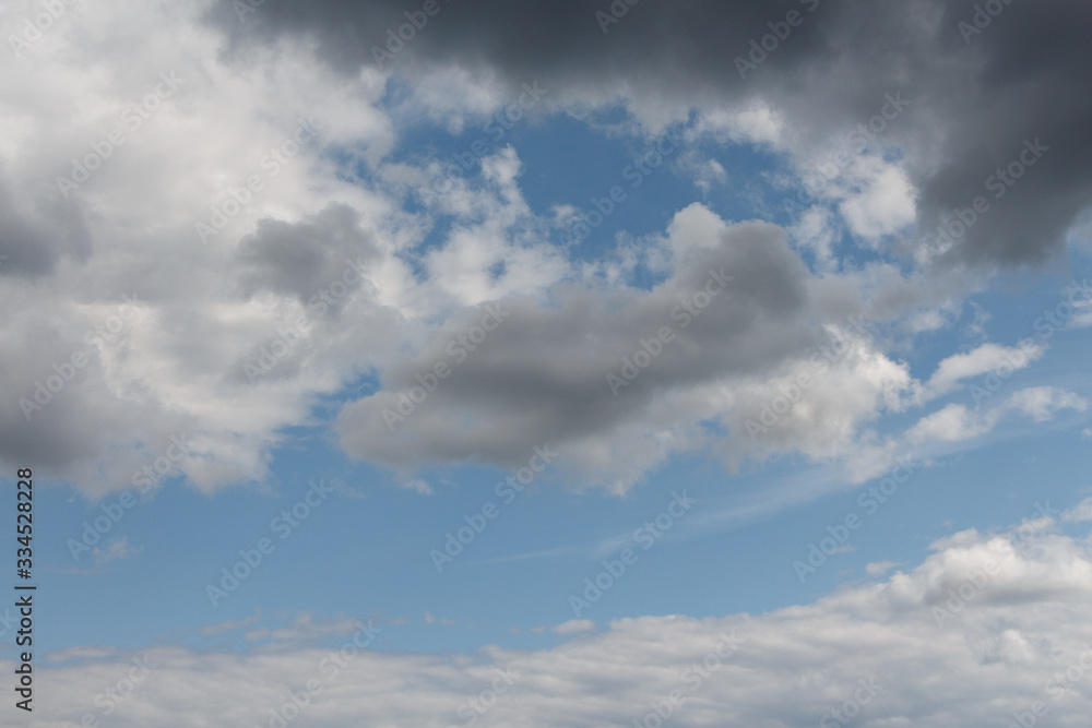 Fototapeta premium Textured clouds and clearings in the sky.