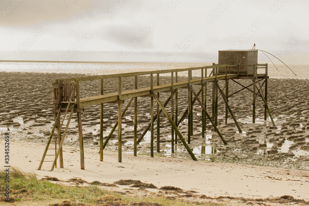 Les Moustiers en Retz en Loire atlantique pêche au carrelet au bout d'un ponton sur la côte et le rivage Les Moustiers en Retz en Loire atlantique pêche au carrelet au bout d'un ponton sur la côte et le rivage