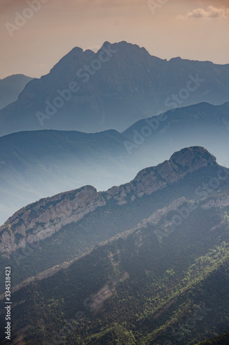 Paisaje  panorámico montañoso del Pedraforca y la serra del Cadi al amanecer (Cataluña, España).