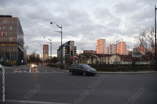  Le Kremlin-Bicêtre, Val-de-Marne, France : circulation et immeubles entre Paris et la banlieue.