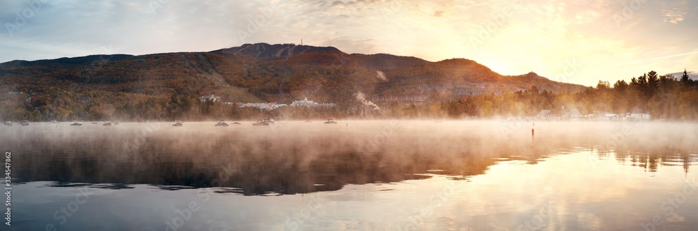 Obraz premium Rano mgliste jezioro