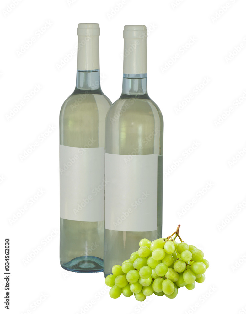 Duas garrafas de vinho branco com um pequeno cacho de uvas e rotulos vazios em branco Duas garrafas de vinho branco com um pequeno cacho de uvas e rotulos vazios em branco