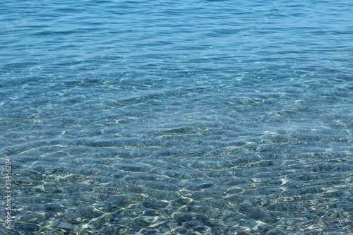 Bild auf Leinwand Crystalline transparent sea water and sun reflections