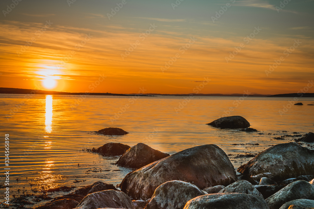Zachód słońca w Parku Narodowym Ytre Hvaler w Norwegii - obrazy, fototapety, plakaty 