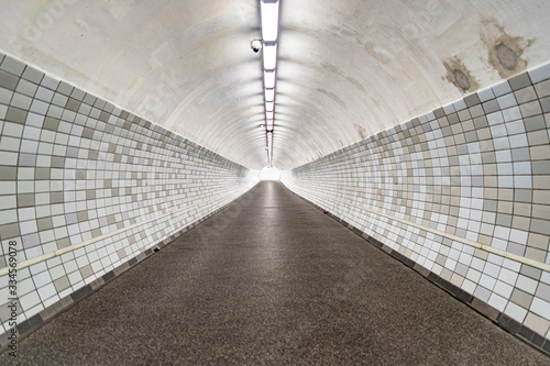 weißer Tunnel