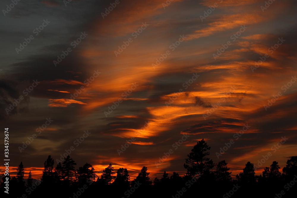 Obraz premium Beautiful sunset with orange clouds