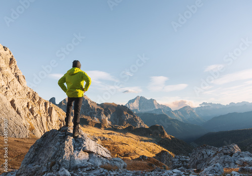 Sporty man standing on the ...