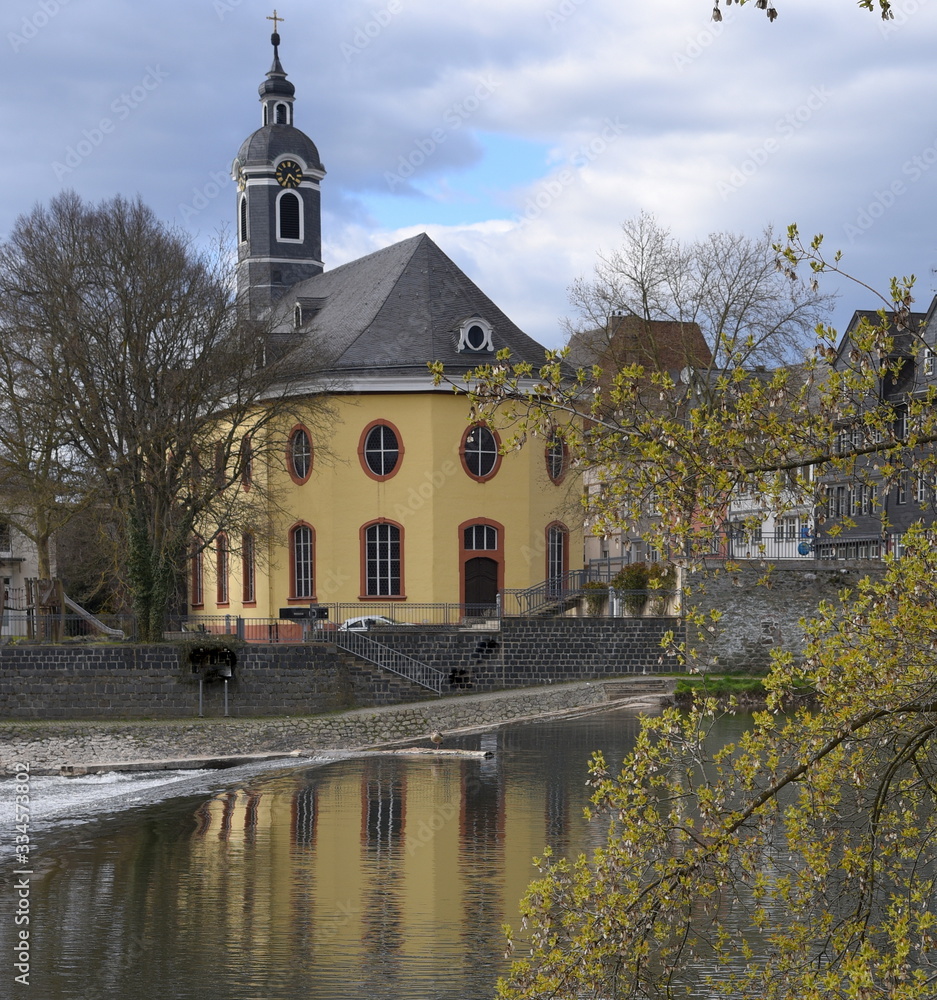 Hospitalkirche an der Lahn vor blauem Himmel Hospitalkirche an der Lahn vor blauem Himmel