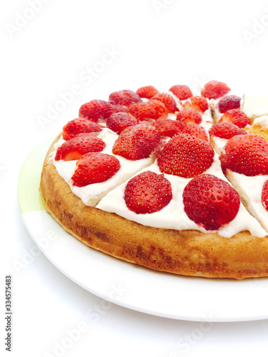 Sponge cake with strawberry and white cream