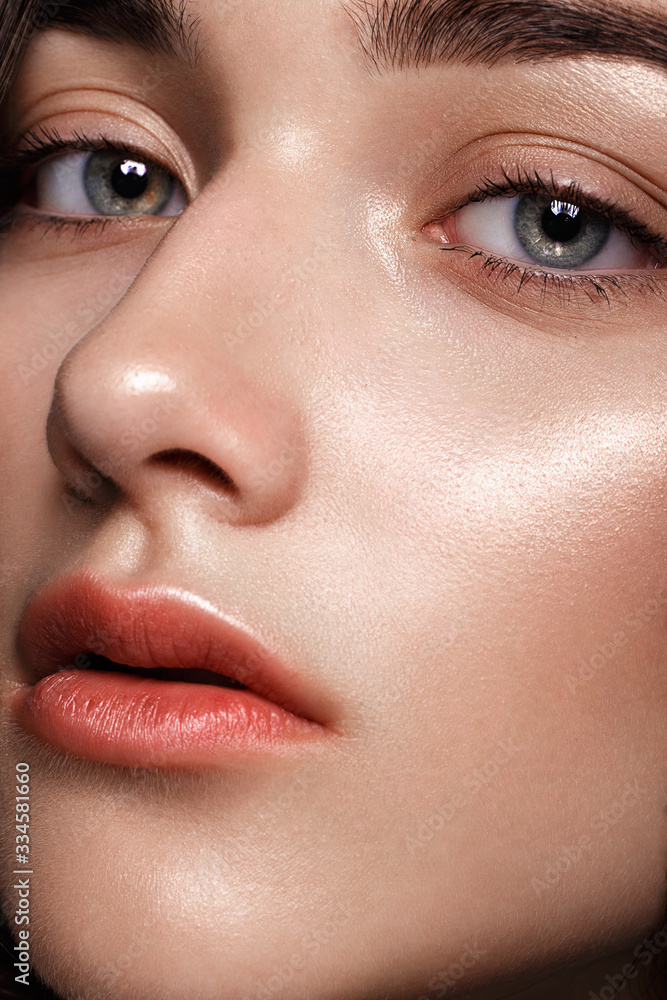 Naklejka premium Beautiful girl with classic evening make up. Beauty face.