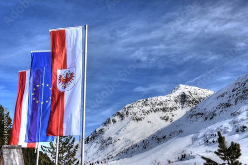 Staller Sattel, Stallersattel, Fahne, Flagge, Fahnenmast, Tirol, Österreich, EU, Himmel, wehen, Bundesland, Nation, Europa, Deferegger Alpen, Winter, Schnee, Villgrater Berge, Wappen, Obersee, Obersee photo