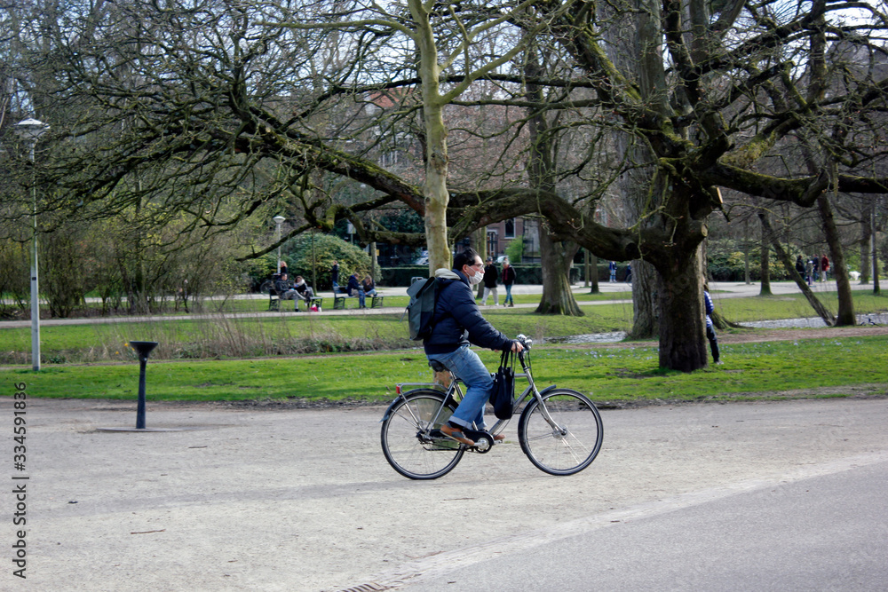 Cyclist Vondelpark corona mask