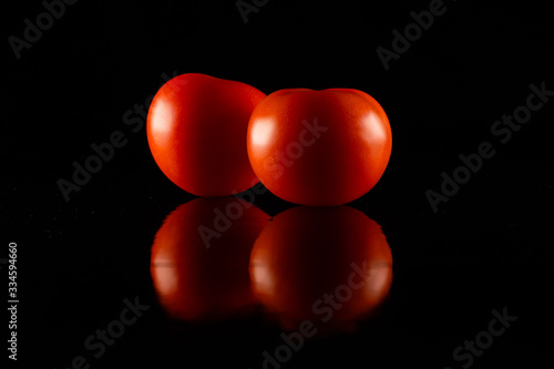 Tomate auf schwarzem Hintergrund