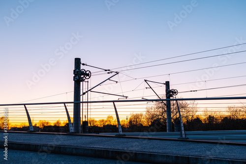 Elektrische Oberleitungen an Bahnschienen
