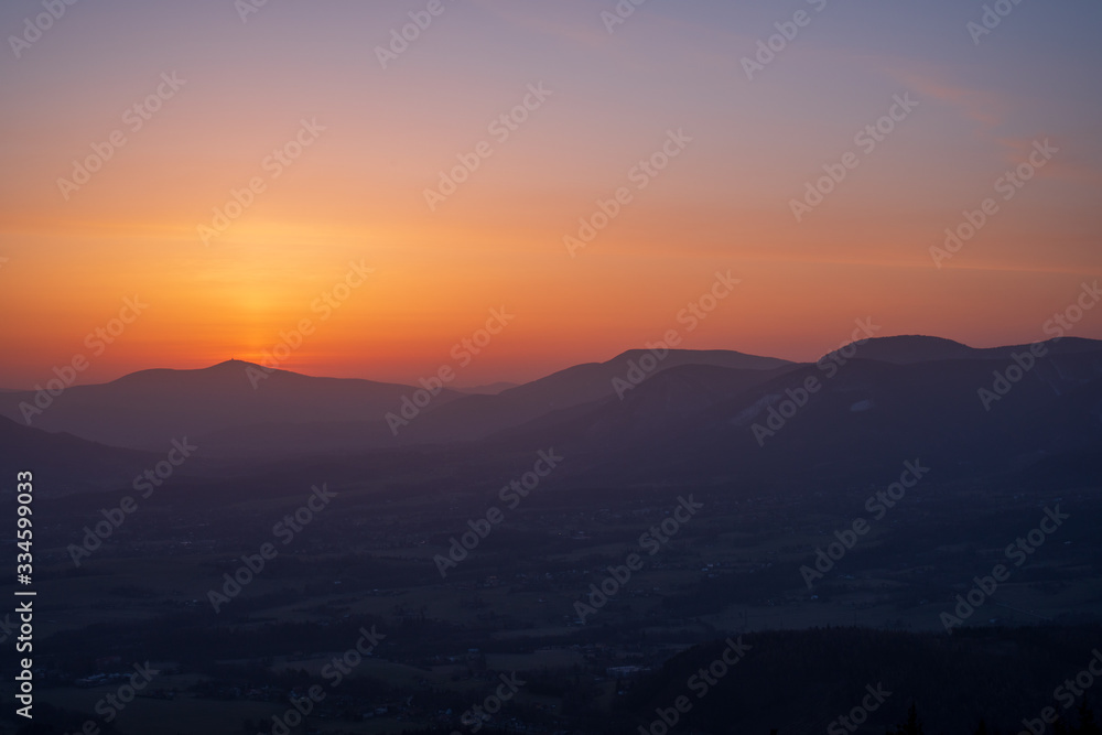 Naklejka premium sunrise sun in the mountains with fog