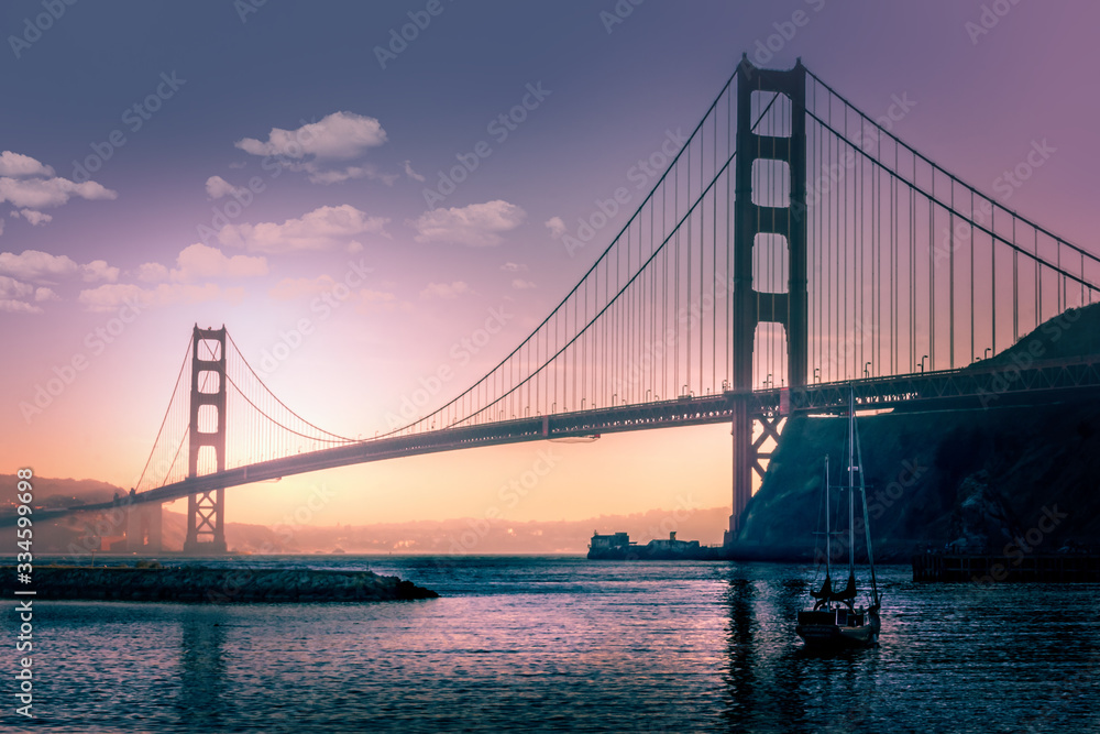 Obraz premium Golden Gate Bridge at sunset, seen from Cavallo Point