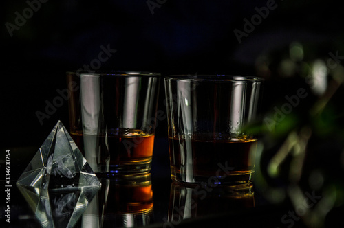 Photo two glasses of whiskey on the mirror