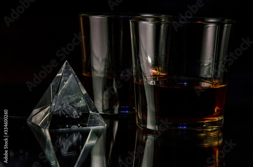 Photo two glasses of whiskey on the mirror