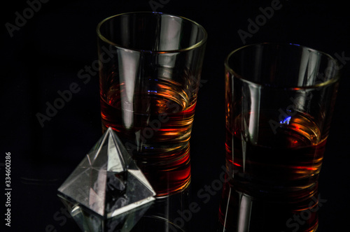 Photo two glasses of whiskey on the mirror