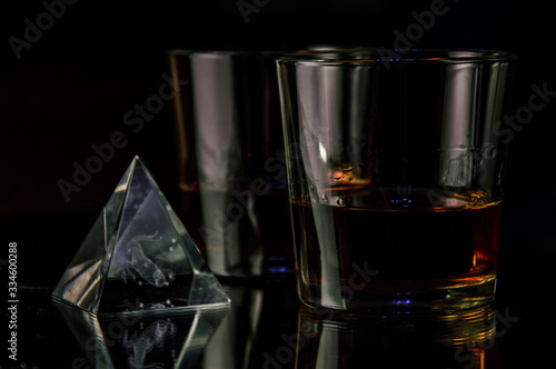 Photo two glasses of whiskey on the mirror