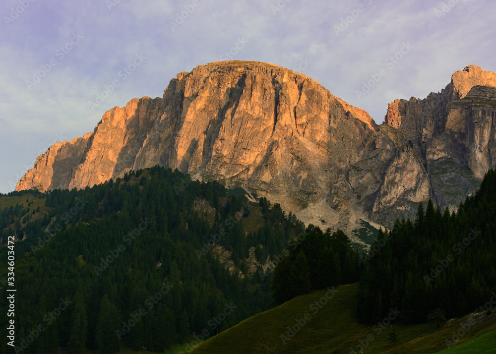 Włochy. Dolomity - widok z Colfosco na Sas Ciampac w masywie Puez Odle