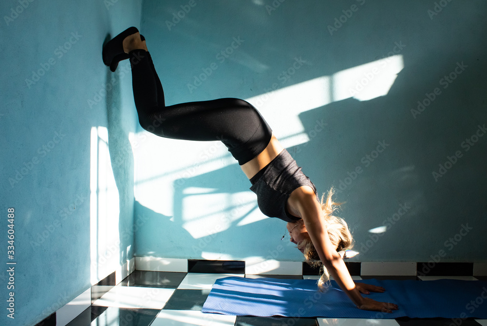 Foto de Mujer mexicana/latina haciendo yoga. Mujer hispana de tez morena  haciendo entrenamiento de yoga y ejercicios de porrista do Stock