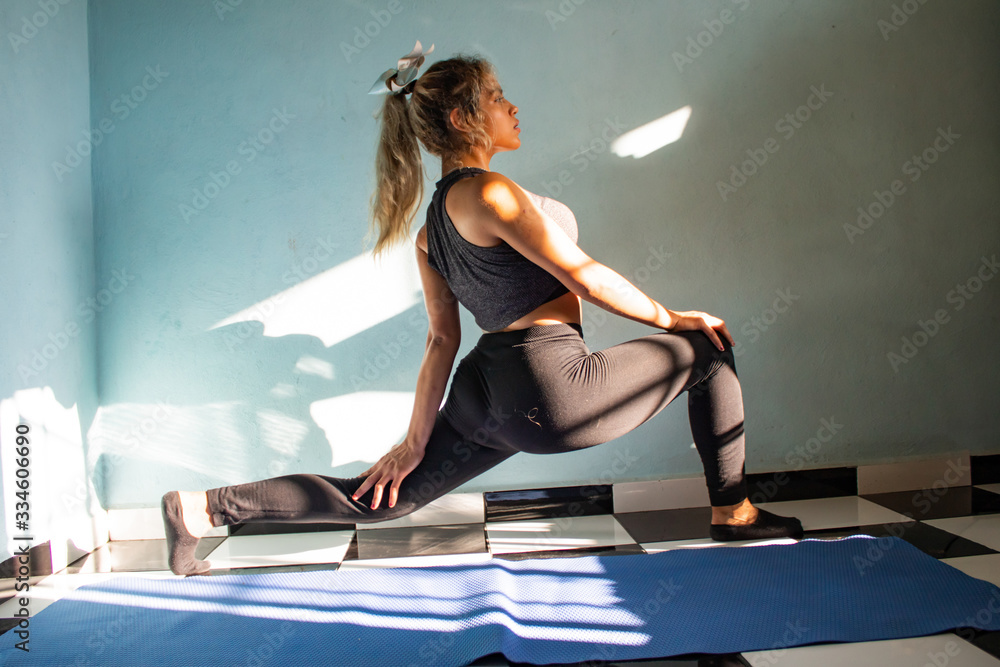 Mujer mexicana/latina haciendo yoga. Mujer hispana de tez morena haciendo  entrenamiento de yoga y ejercicios de porrista Stock Photo