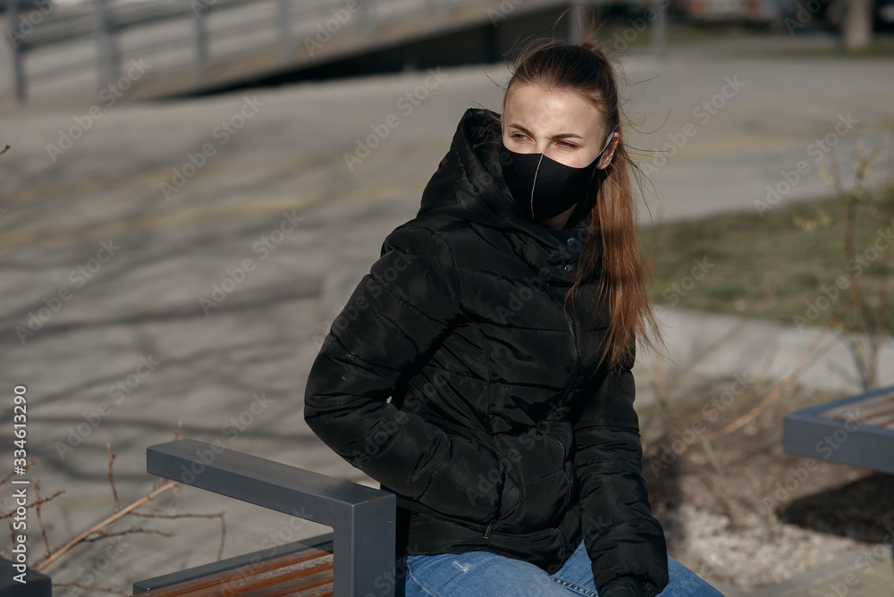 Obraz premium Woman wearing face mask because of Air pollution or virus epidemic in the city